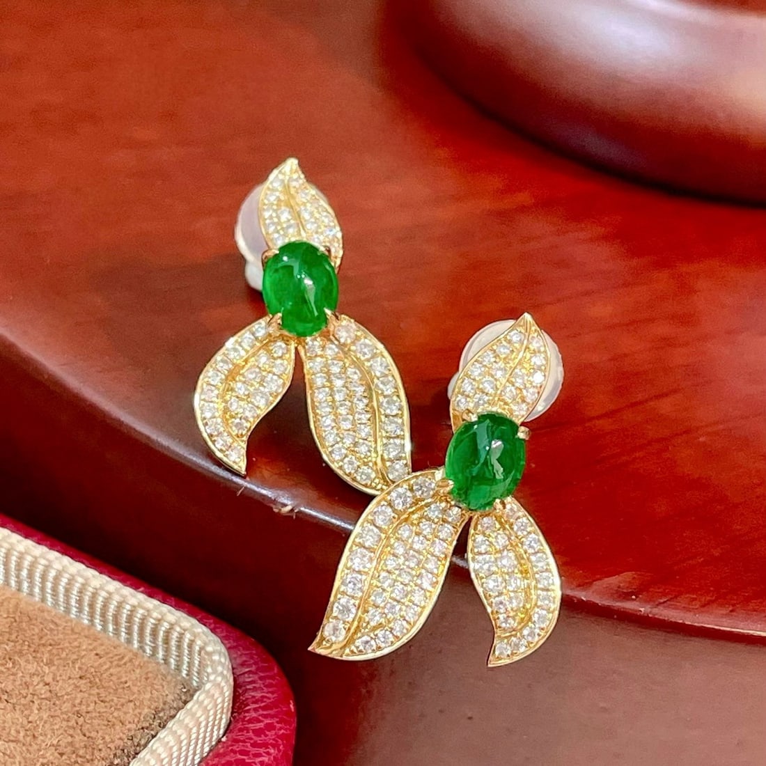 14k Gold 1.22 Ctw Vivid Green Natural Emerald & Diamond Earrings: Ref:230957200 // gold content:14k gold // main gemstone:emerald // shape:oval // carat weight:0. 8ct // color:vivid green // treatment:natural // // adjacent gemstone 2 : diamond // shape:round // car