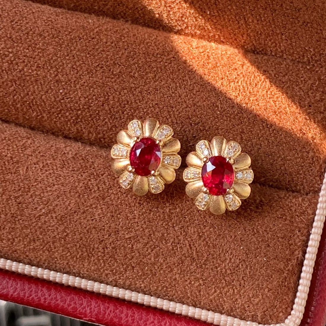 14k Gold 0.91 Ctw Natural Ruby & Diamond Earrings: Ref:230957205 // gold content:14k gold // main gemstone:ruby // shape:oval // carat weight:0. 8ct // color:pigeonblood red // treatment:natural // // adjacent gemstone 2 : diamond // shape:round // ca