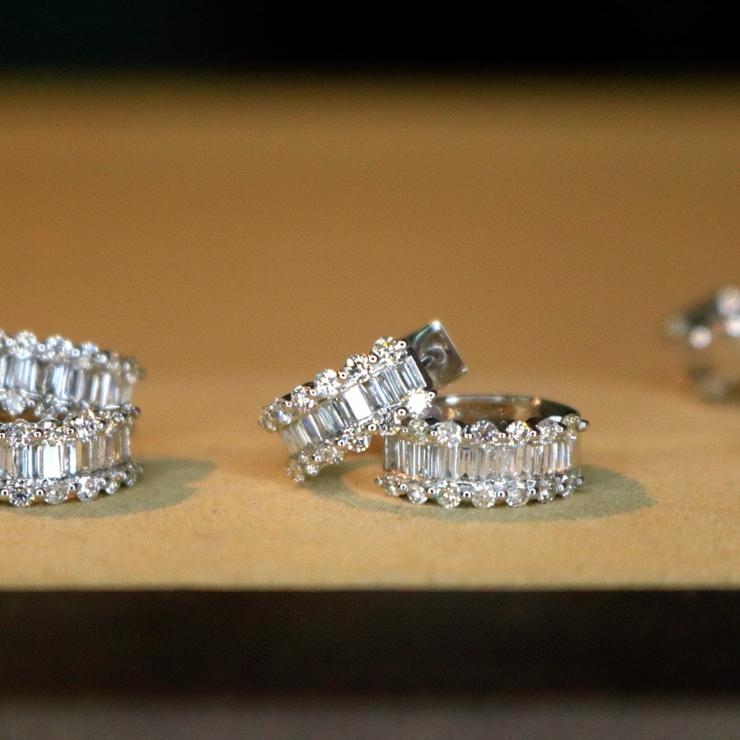 14k Gold 0.9 Ct Natural H Diamond Earrings: Ref:230957206 // gold content:14k gold // main gemstone:diamond // shape:multiply // carat weight:0. 9ct // clarity grade:vs-si // color:h // treatment:natural // Condition: NewLow Estimate: