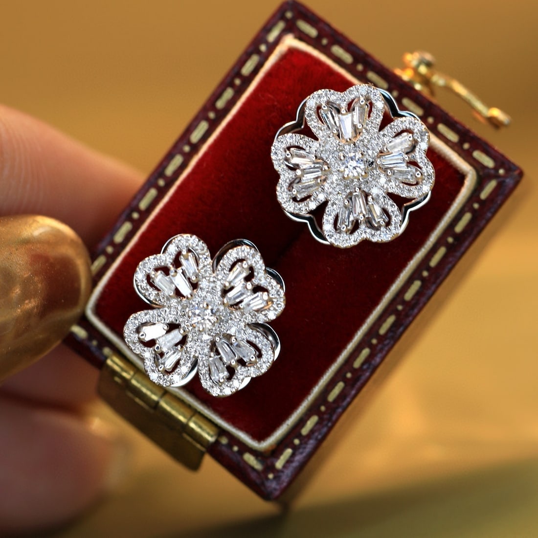 14k Gold 0.5 Ct Natural H Diamond Earrings: Ref:230957207 // gold content:14k gold // main gemstone:diamond // shape:multiply // carat weight:0. 5ct // clarity grade:vs-si // color:h // treatment:natural // Condition: NewLow Estimate: