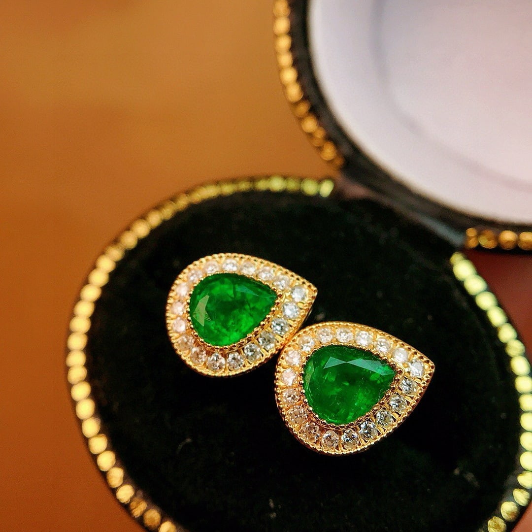 14k Gold 0.74 Ctw Vivid Green Natural Emerald & Diamond Earrings: Ref:230957219 // gold content:14k gold // main gemstone:emerald // shape:pear // carat weight:0. 6ct // color:vivid green // treatment:natural // // adjacent gemstone 2 : diamond // shape:round // car