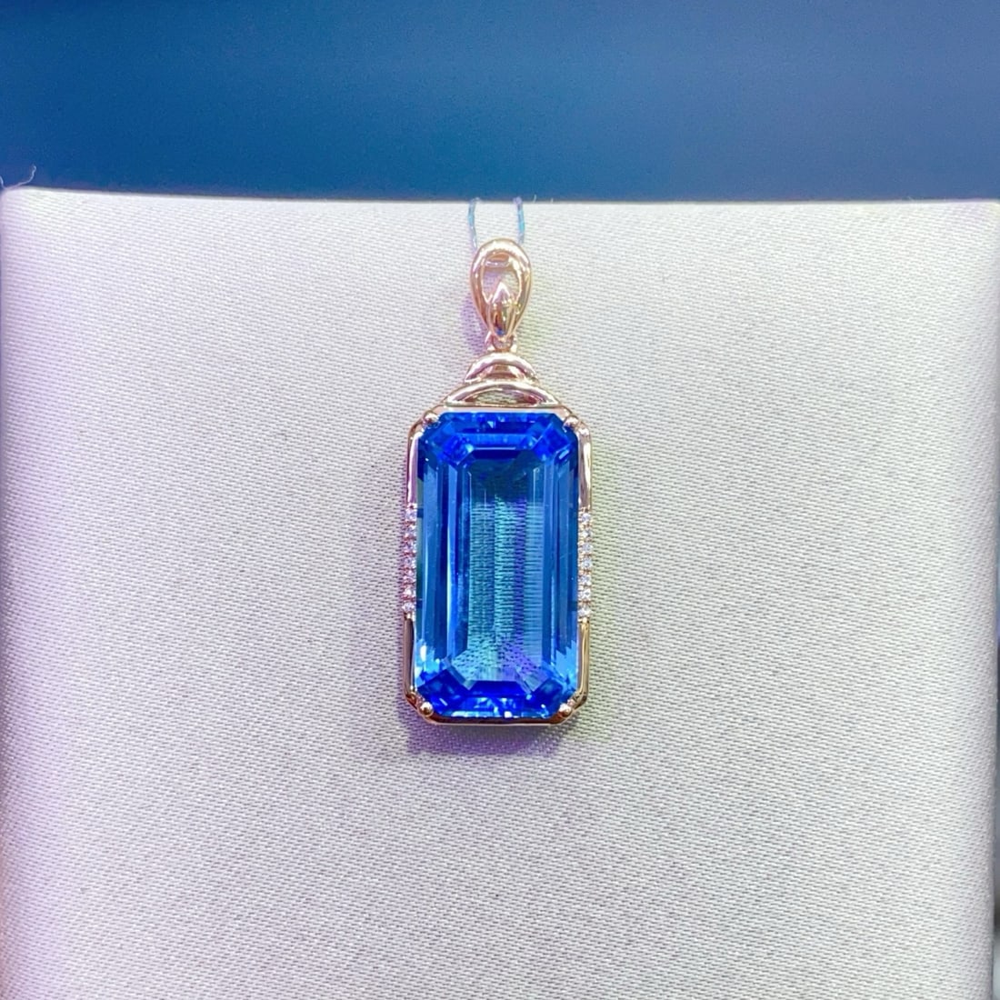 14k Gold 10.99 Ctw Natural Topaz & Diamond Pendant( Without Chain ): Ref:230957227 // gold content:14k gold // main gemstone:topaz // shape:octagonal // carat weight:10. 95ct // color:blue // treatment:natural // // adjacent gemstone 2 : diamond // number of
