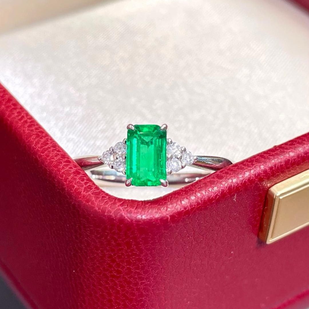 14k Gold 0.66 Ctw Vivid Green Natural Emerald & Diamond Ring: Ref:230957249 // gold content:14k gold // ring size:7. 25us // // main gemstone:emerald // shape:octagonal // carat weight:0. 57ct // color:vivid green // treatment:natural // // adjacent gemstone 2 :