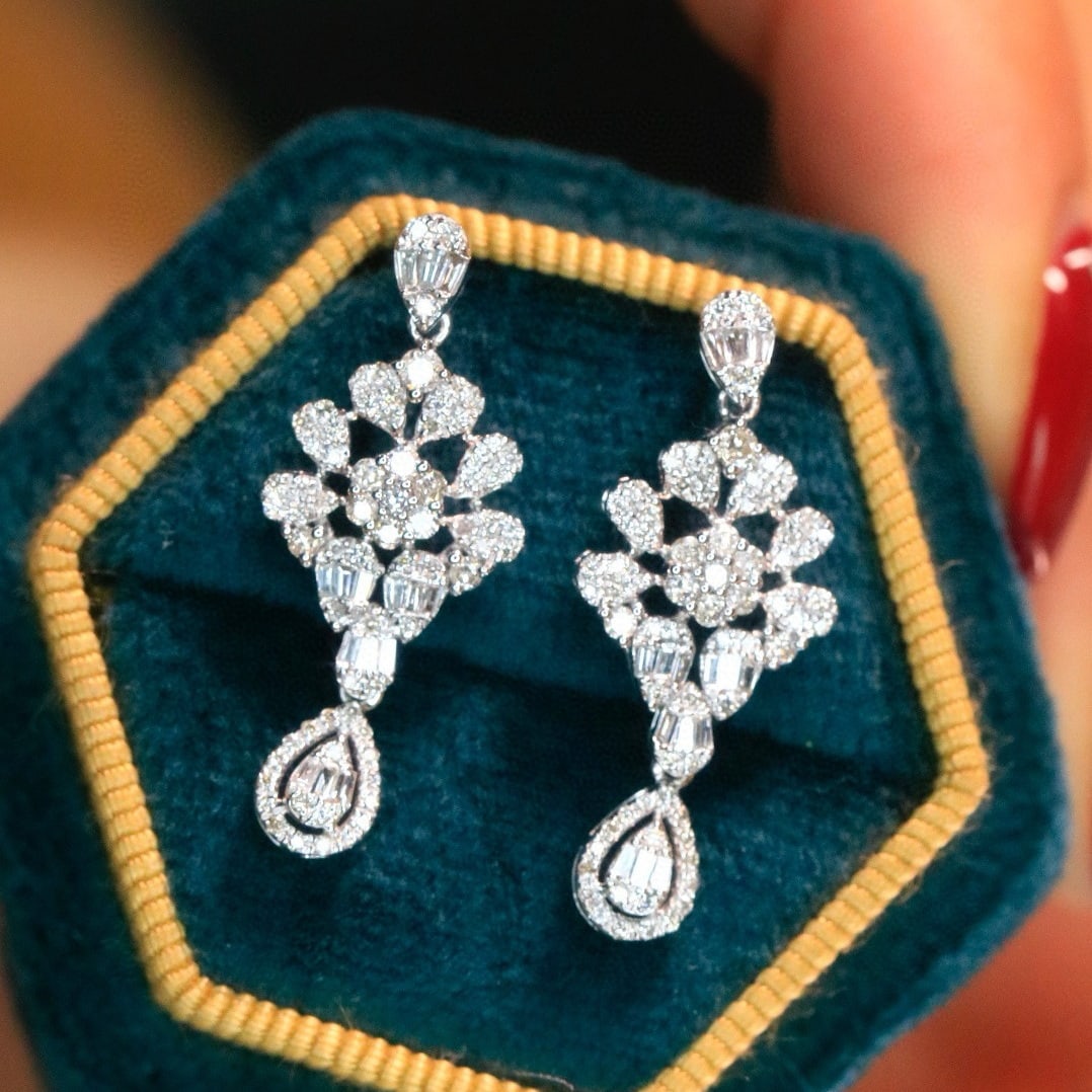 14k Gold 0.8 Ct Natural H Diamond Earrings: Ref:230957252 // gold content:14k gold // main gemstone:diamond // shape:multiply // carat weight:0. 8ct // clarity grade:vs-si // color:h // treatment:natural // Condition: New Low Estimate: 3300.00