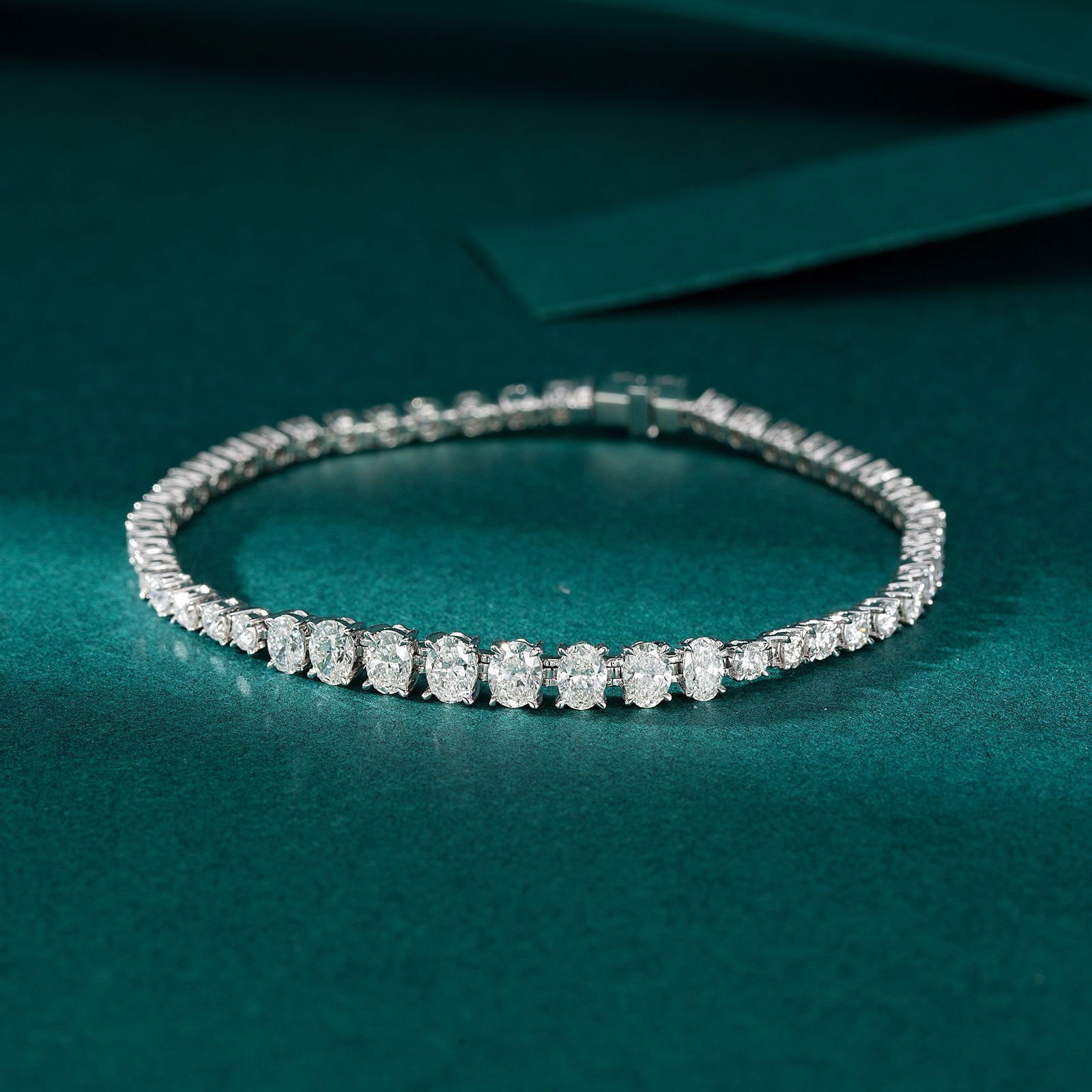 14k Gold 3.87 Ctw Natural H Diamond Bracelet: Ref:230958001 // gold content:14k gold // main gemstone:diamond // shape:oval // carat weight:0. 49ct // clarity grade:vs-si // color:h // treatment:natural // // adjacent gemstone 2 : diamond // shap