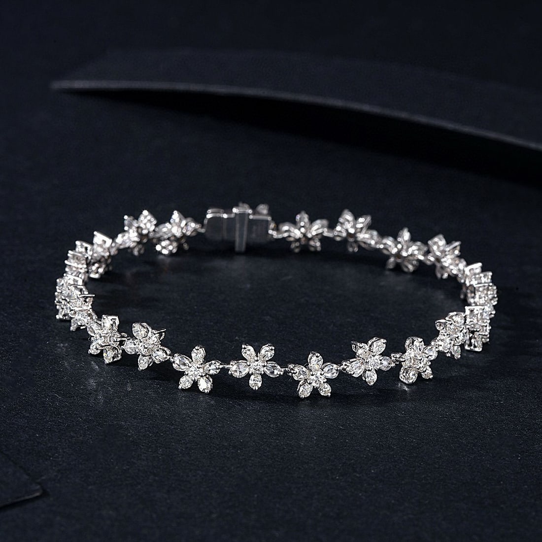 14k Gold 3.26 Ctw Natural H Diamond Bracelet: Ref:230958006 // gold content:14k gold // main gemstone:diamond // shape:pear // carat weight:2. 66ct // clarity grade:vs-si // color:h // treatment:natural // // adjacent gemstone 2 : diamond // shap