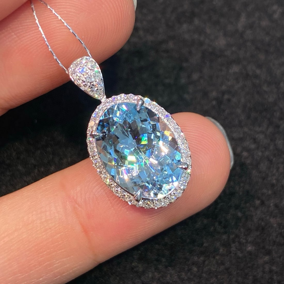 14k Gold 4.85 Ct Natural Aquamarine & Diamond Pendant( Without Chain ): Ref:230958019 // gold content:14k gold // main gemstone:aquamarine // shape:oval // carat weight:4. 85ct // color:santa maria color // treatment:natural // // adjacent gemstone 2 : diamond // number o