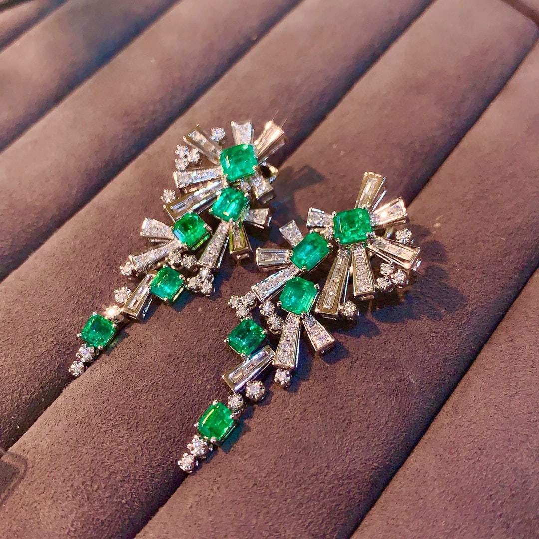 14k Gold 4.40 Ctw Vivid Green Natural Emerald & Diamond Earrings: Ref:230958022 // gold content:14k gold // main gemstone:emerald // shape:octagonal // carat weight:3. 4ct // color:vivid green // treatment:natural // // adjacent gemstone 2 : diamond // shape:multipl