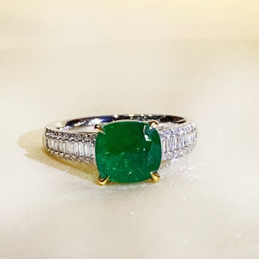 14k Gold 2.61 Ctw Vivid Green Natural Emerald & Diamond Ring: Ref:230958031 // gold content:14k gold // ring size:7. 25us // // main gemstone:emerald // shape:cushion // carat weight:2. 28ct // color:vivid green // treatment:natural // // adjacent gemstone 2