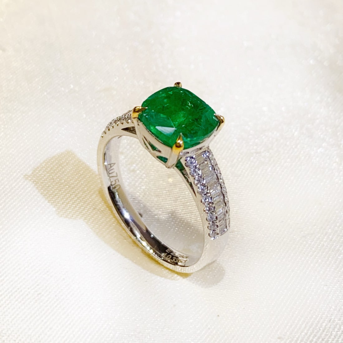 14k Gold 2.61 Ctw Vivid Green Natural Emerald & Diamond Ring - 5