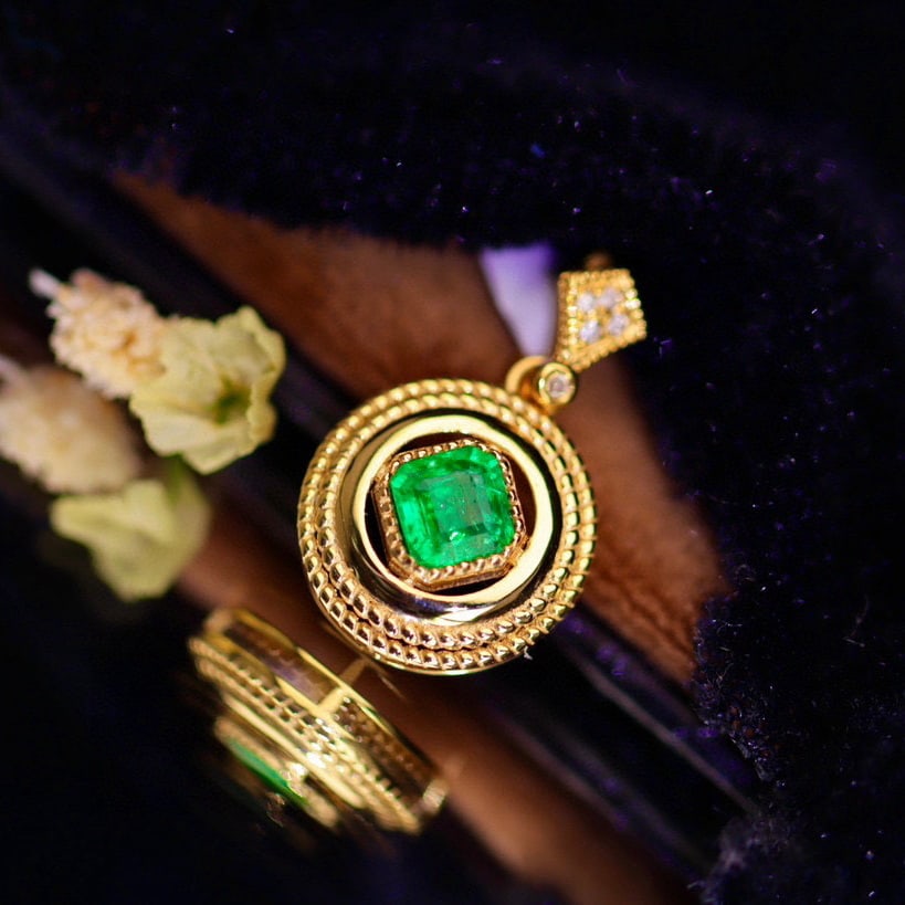 14k Gold 0.5 Ct Vivid Green Natural Emerald & Diamond Pendant( Without Chain ): Ref:230958034 // gold content:14k gold // main gemstone:emerald // shape:octagonal // carat weight:0. 5ct // color:vivid green // treatment:natural // // adjacent gemstone 2 : diamond // number of