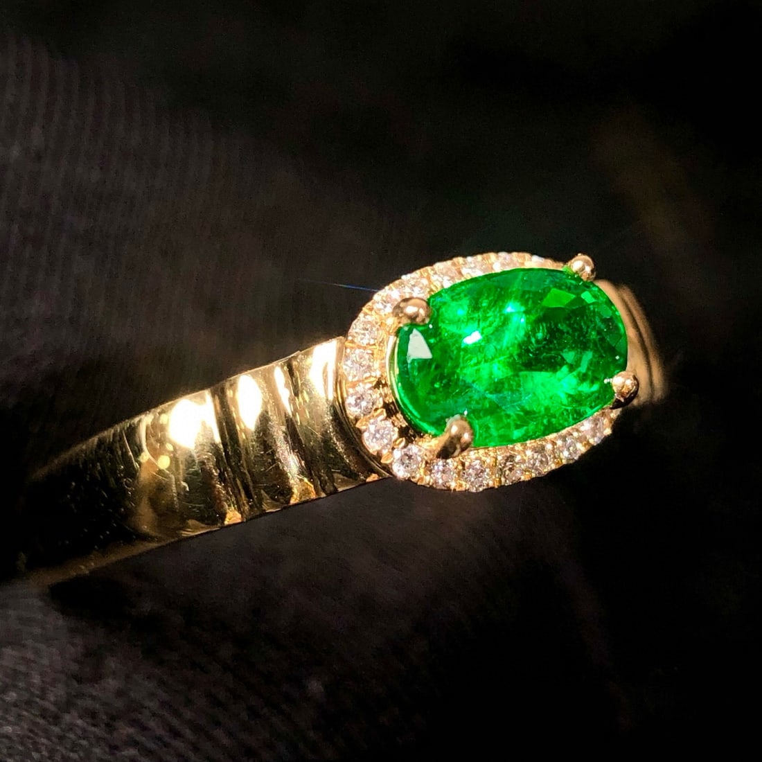 14k Gold 0.59 Ctw Vivid Green Natural Emerald & Diamond Ring - 4