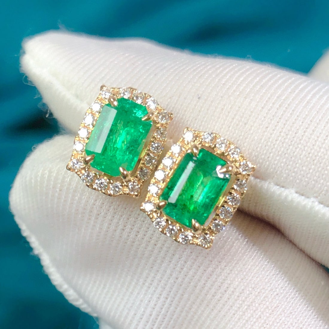 14k Gold 2.77 Ctw Natural Emerald & Diamond Earrings: Ref:230958048 // gold content:14k gold // main gemstone:emerald // shape:octagonal // carat weight:1. 05ct // color:green // treatment:natural // // adjacent gemstone 2 : diamond // shape:round // car