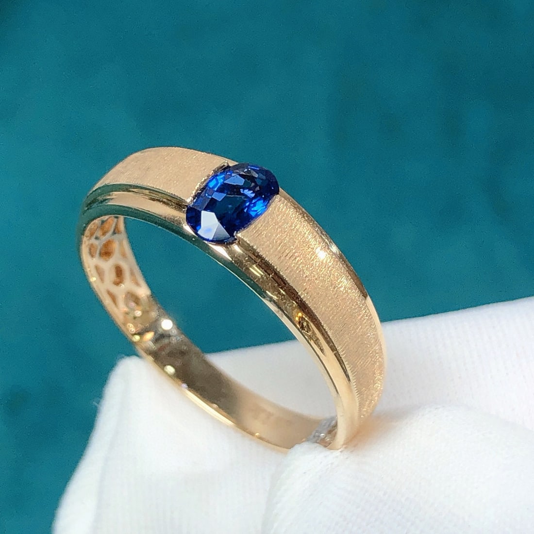 14k Gold 0.36 Ct Vivid Blue Natural Sapphire Ring - 2
