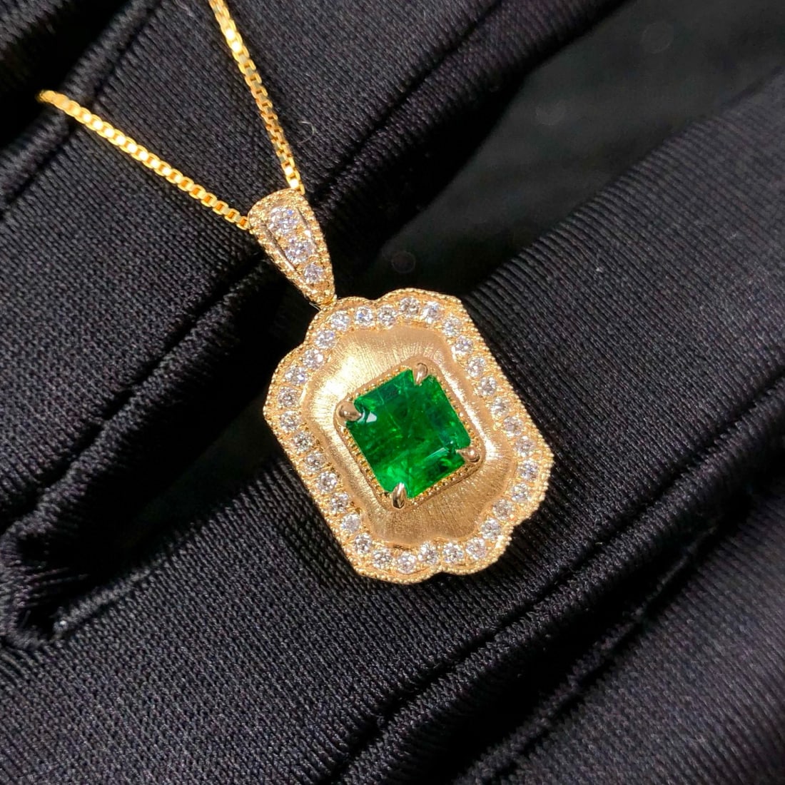 14k Gold 0.88 Ctw Vivid Green Natural Emerald & Diamond Pendant( Without Chain ) - 3