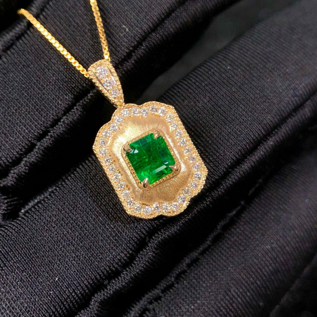 14k Gold 0.88 Ctw Vivid Green Natural Emerald & Diamond Pendant( Without Chain ) - 7