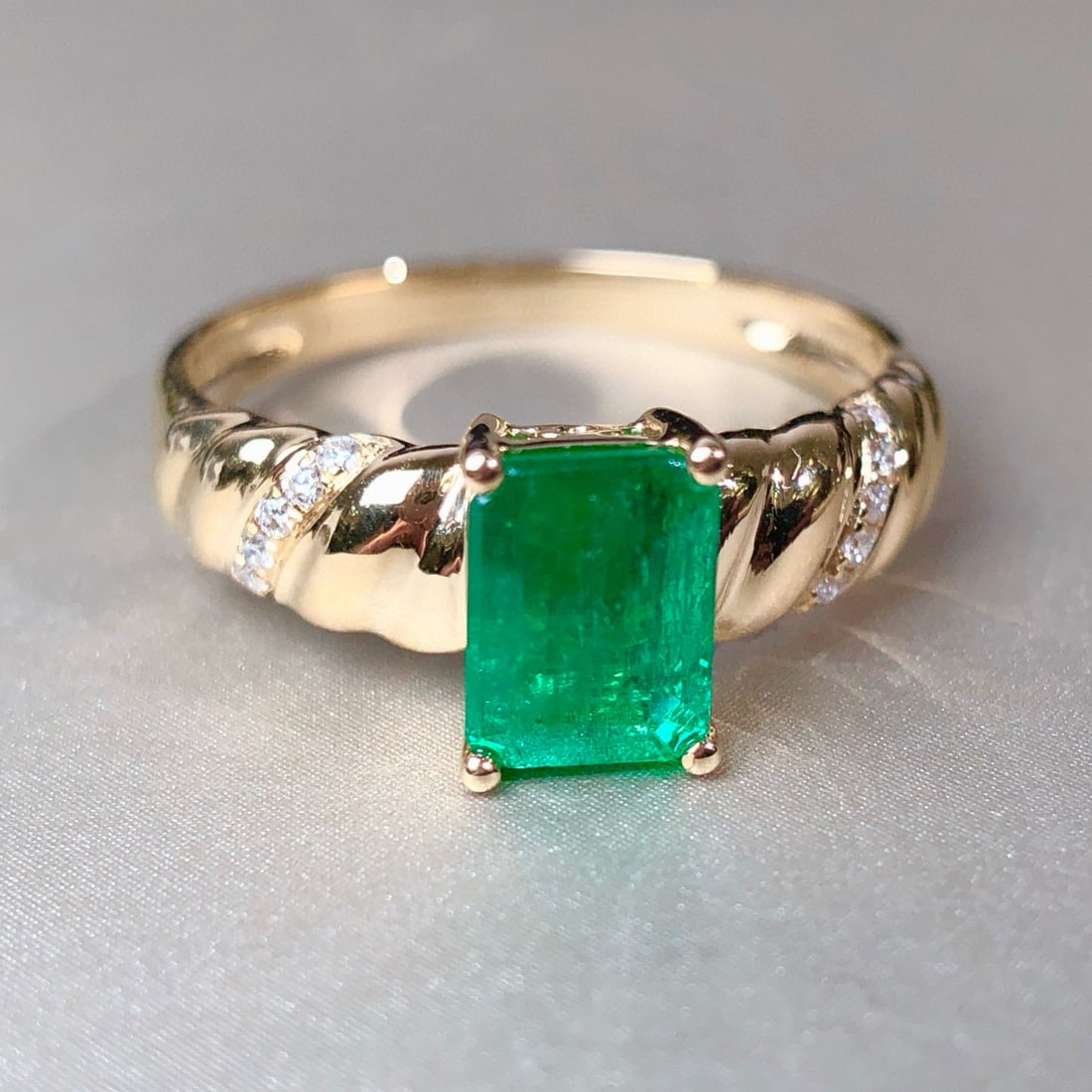 14k Gold 1.06 Ctw Vivid Green Natural Emerald & Diamond Ring - 6
