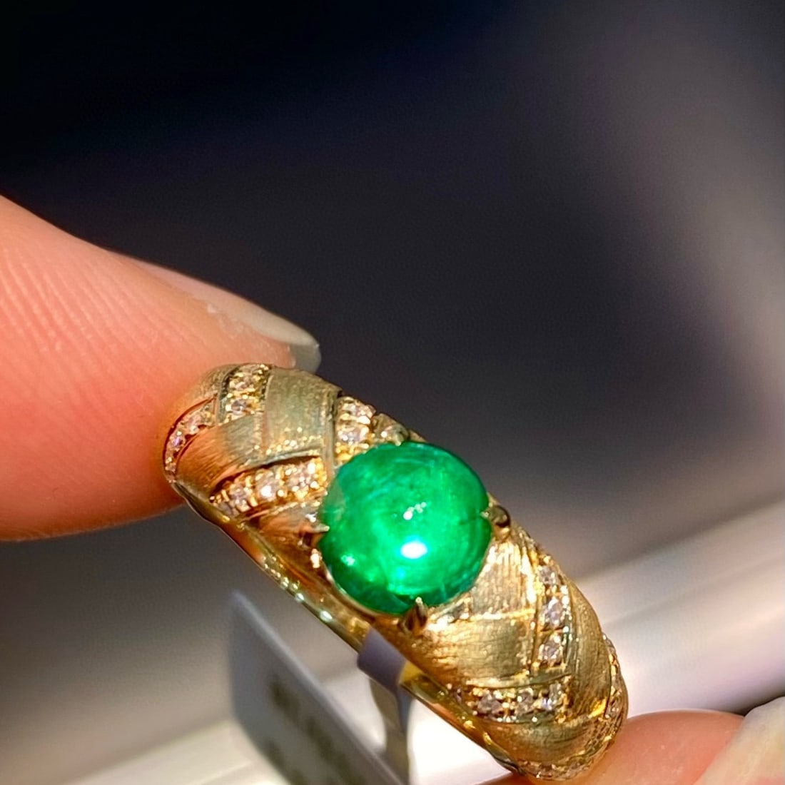 14k Gold 0.95 Ct Vivid Green Natural Emerald & Diamond Ring - 2