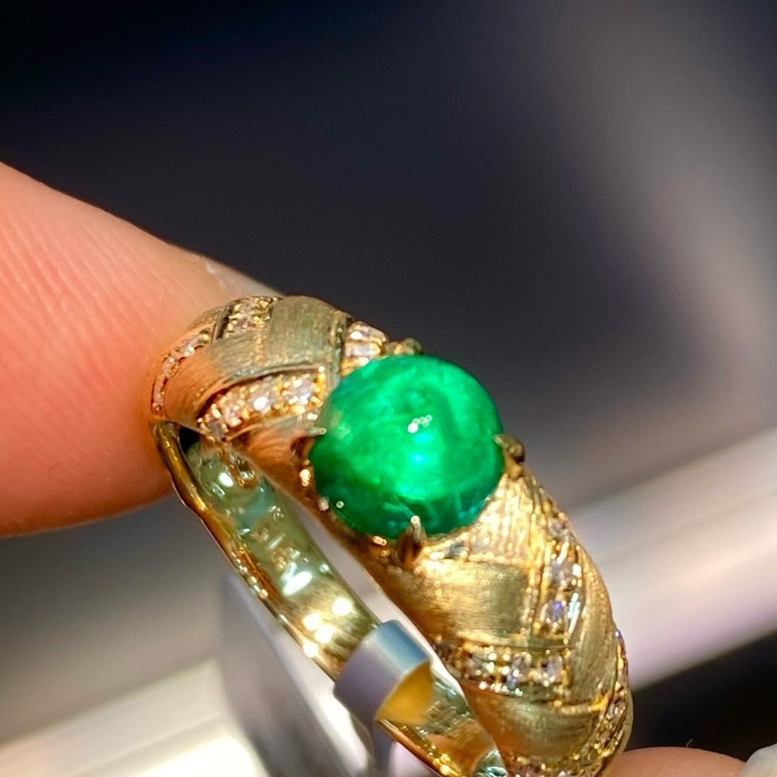 14k Gold 0.95 Ct Vivid Green Natural Emerald & Diamond Ring - 3