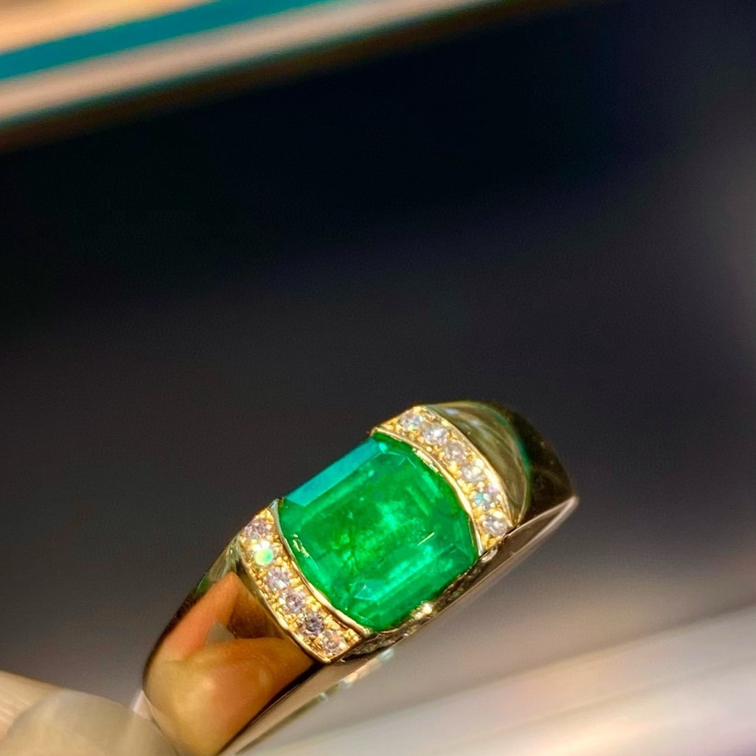 14k Gold 1.78 Ct Vivid Green Natural Emerald & Diamond Ring: Ref:230958098 // gold content:14k gold // ring size:7. 25us // // main gemstone:emerald // shape:octagonal // carat weight:1. 78ct // color:vivid green // treatment:natural // // adjacent gemstone