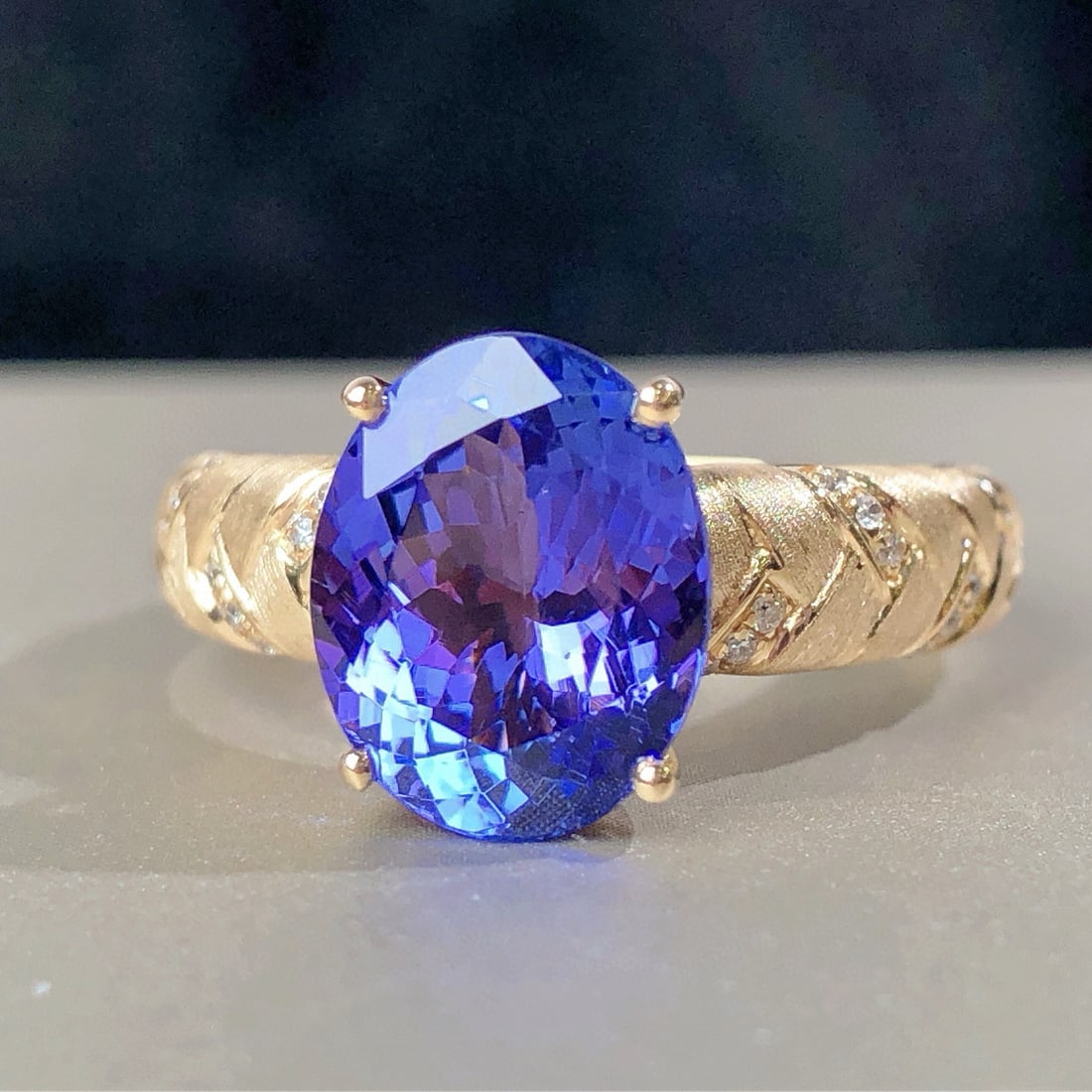 14k Gold 2.75 Ctw Natural Tanzanite & Diamond Ring: Ref:230958106 // gold content:14k gold // ring size:7. 25us // // main gemstone:tanzanite // shape:oval // carat weight:2. 68ct // color:blue // treatment:natural // // adjacent gemstone 2 : diamond /