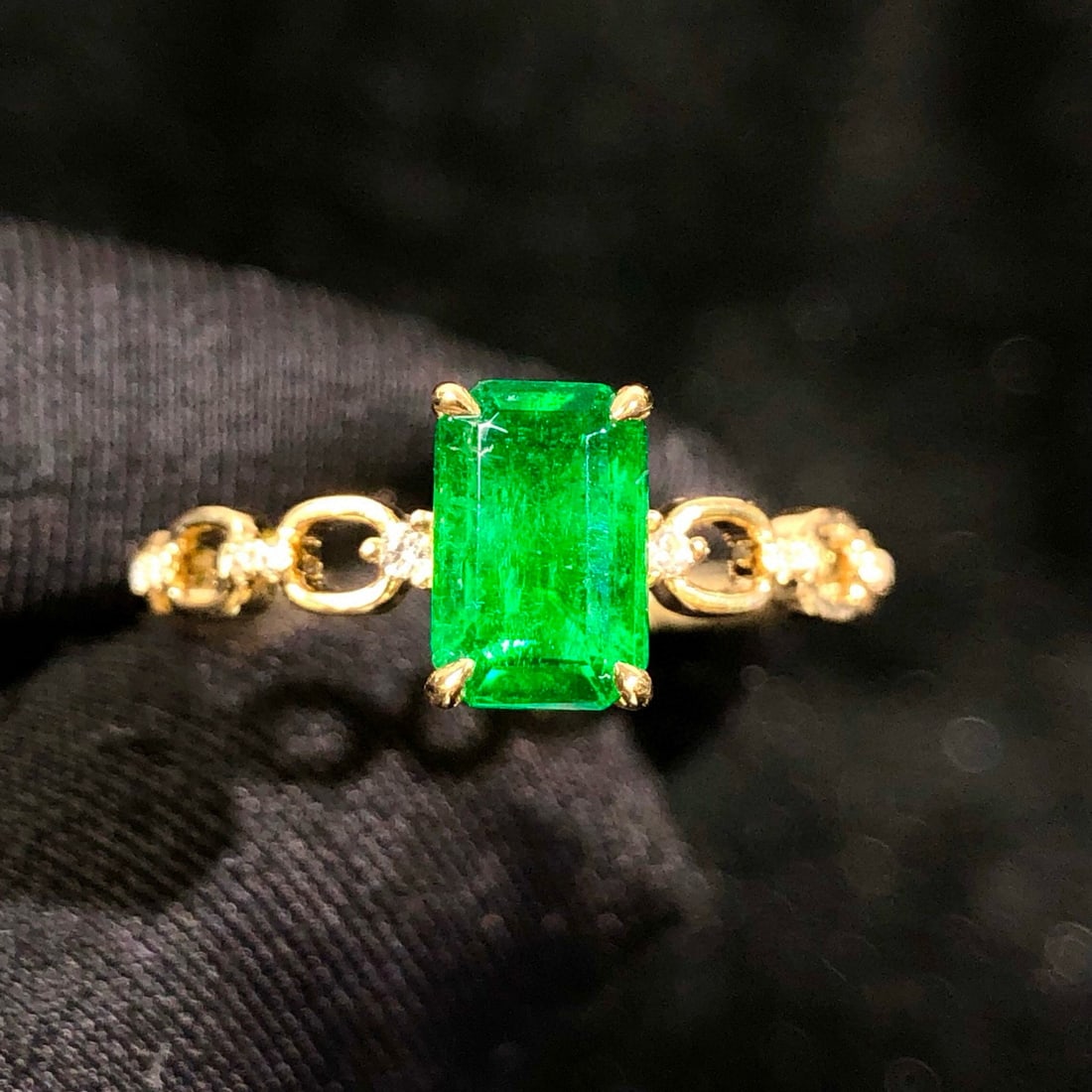 14k Gold 1.02 Ctw Vivid Green Natural Emerald & Diamond Ring: Ref:230958107 // gold content:14k gold // ring size:7. 25us // // main gemstone:emerald // shape:octagonal // carat weight:0. 98ct // color:vivid green // treatment:natural // // adjacent gemstone