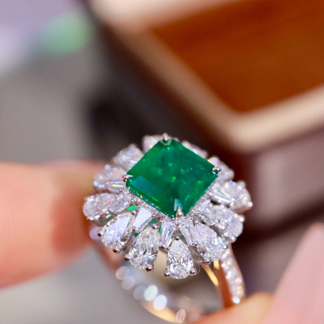 14k Gold 2.75 Ctw Vivid Green Natural Emerald & Diamond Ring - 3