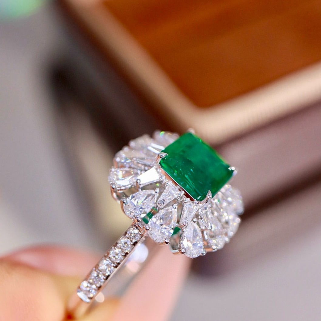 14k Gold 2.75 Ctw Vivid Green Natural Emerald & Diamond Ring - 4