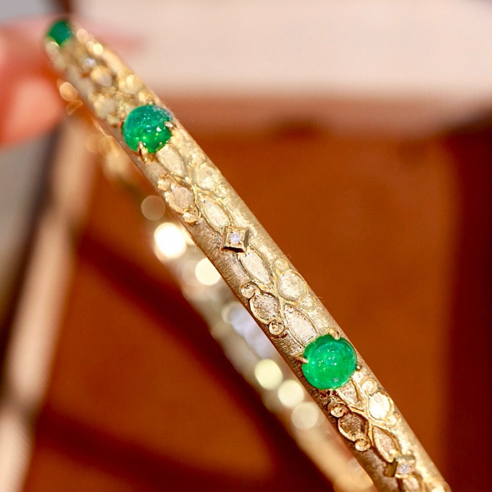 14k Gold 2.94 Ctw Natural Emerald & Diamond Bangle: Ref:230958123 // gold content:14k gold // main gemstone:emerald // shape:round // carat weight:2. 91ct // color:green // treatment:natural // cut grade:g // // adjacent gemstone 2 : diamond // shape:r