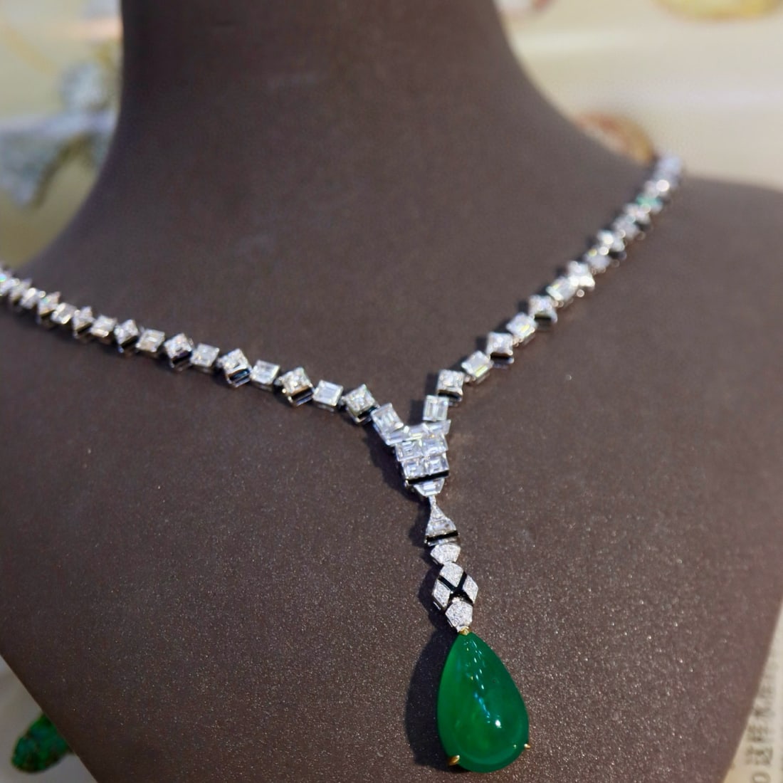 14k Gold 16.40 Ctw Vivid Green Natural Emerald & Diamond Necklace: Ref:230958124 // gold content:14k gold // main gemstone:emerald // shape:pear // carat weight:12. 95ct // color:vivid green // treatment:natural // // adjacent gemstone 2 : diamond //