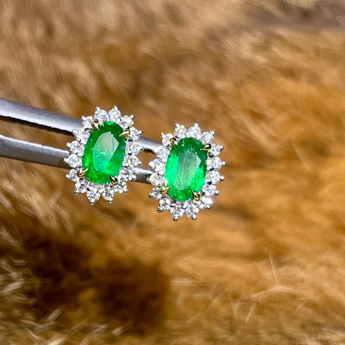 14k Gold 0.94 Ctw Vivid Green Natural Emerald & Diamond Earrings - 4