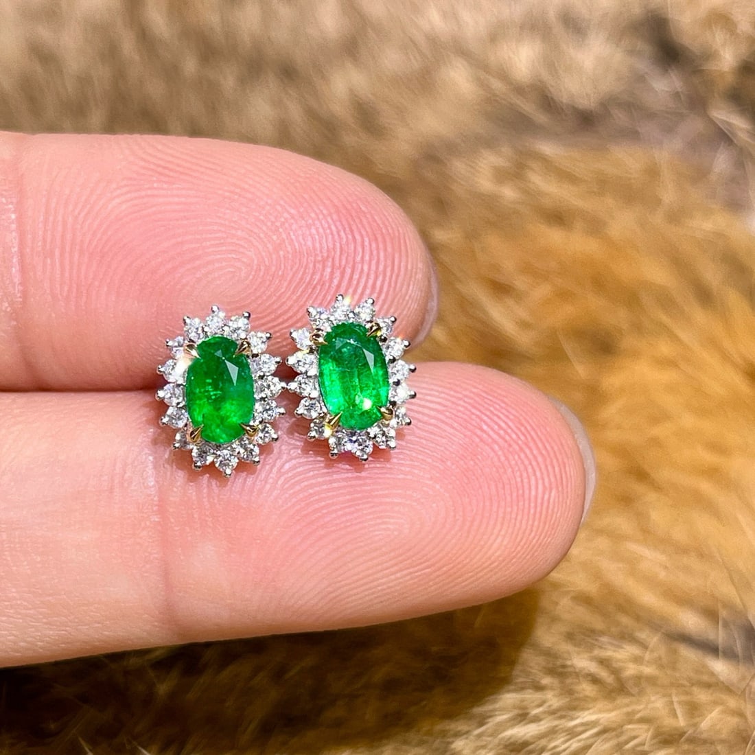 14k Gold 0.94 Ctw Vivid Green Natural Emerald & Diamond Earrings - 5