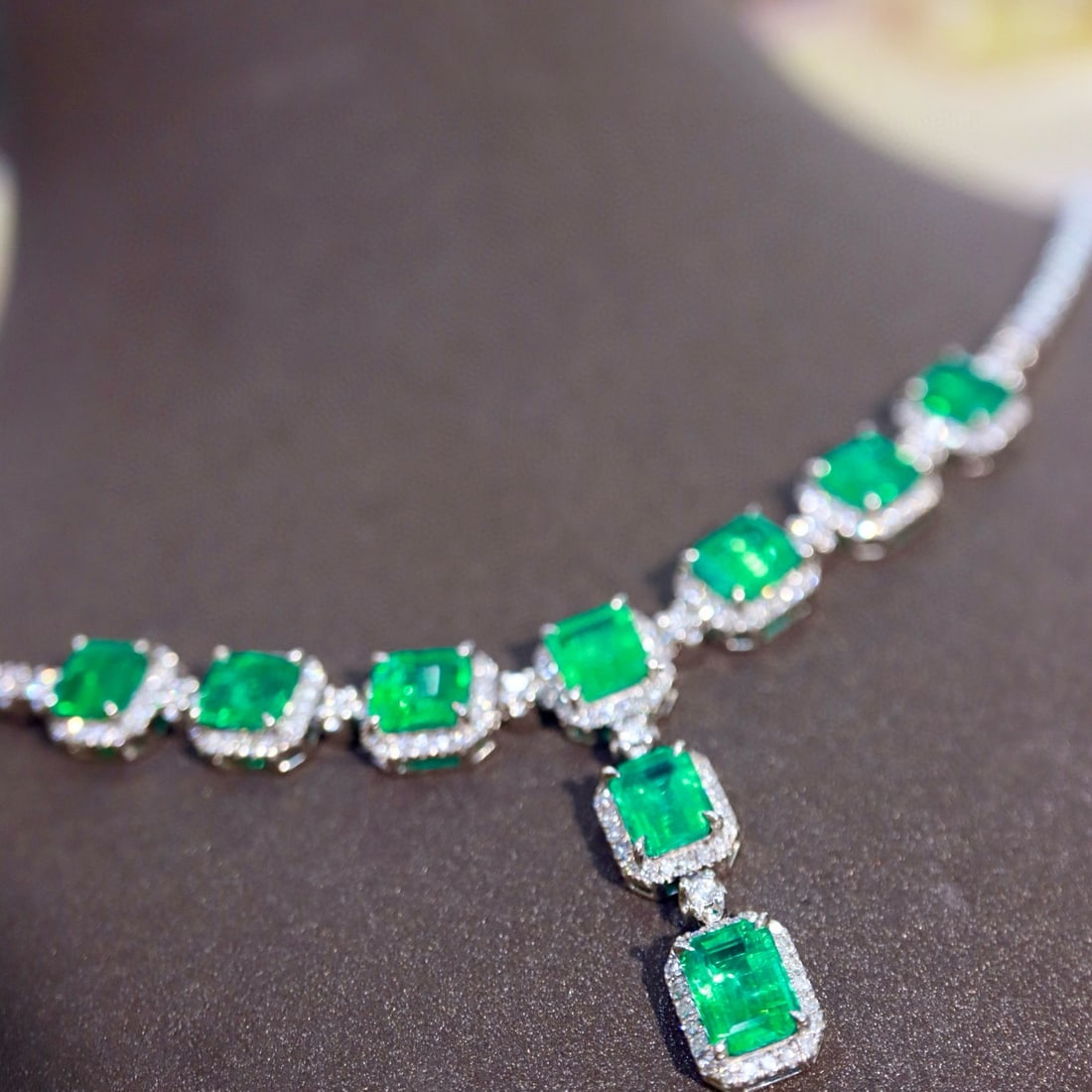 14k Gold 7.80 Ctw Natural Emerald & Diamond Necklace - 4