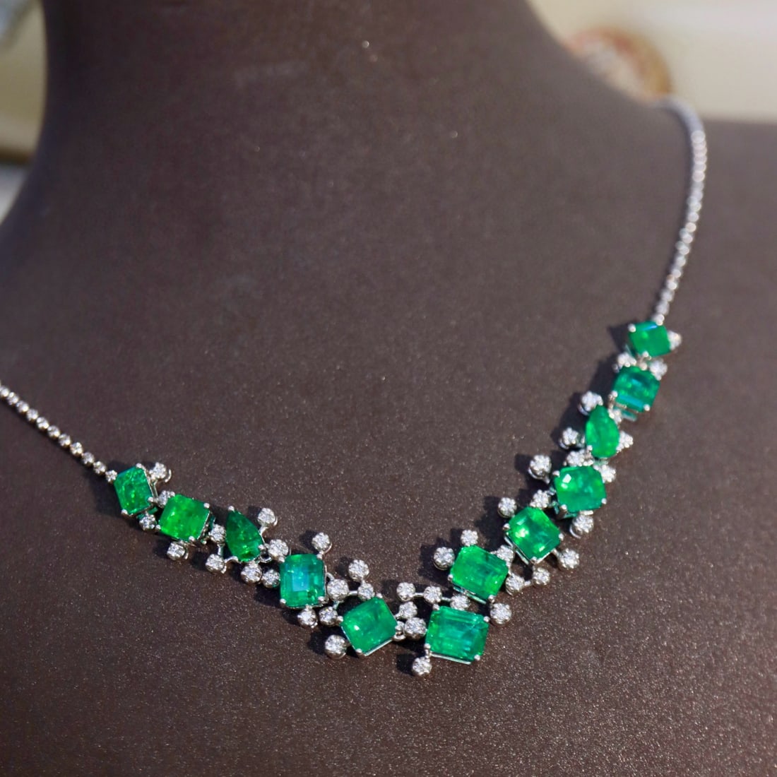 14k Gold 8.86 Ctw Natural Emerald & Diamond Necklace: Ref:230958135 // gold content:14k gold // main gemstone:emerald // shape:multiply // carat weight:8. 37ct // color:green // treatment:natural // // adjacent gemstone 2 : diamond // shape:round //