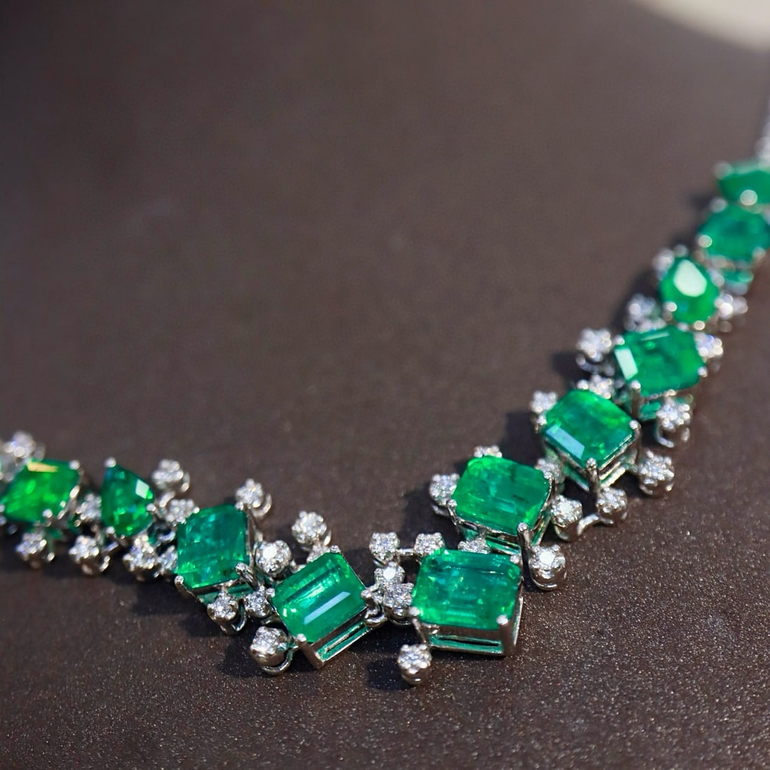 14k Gold 8.86 Ctw Natural Emerald & Diamond Necklace - 4