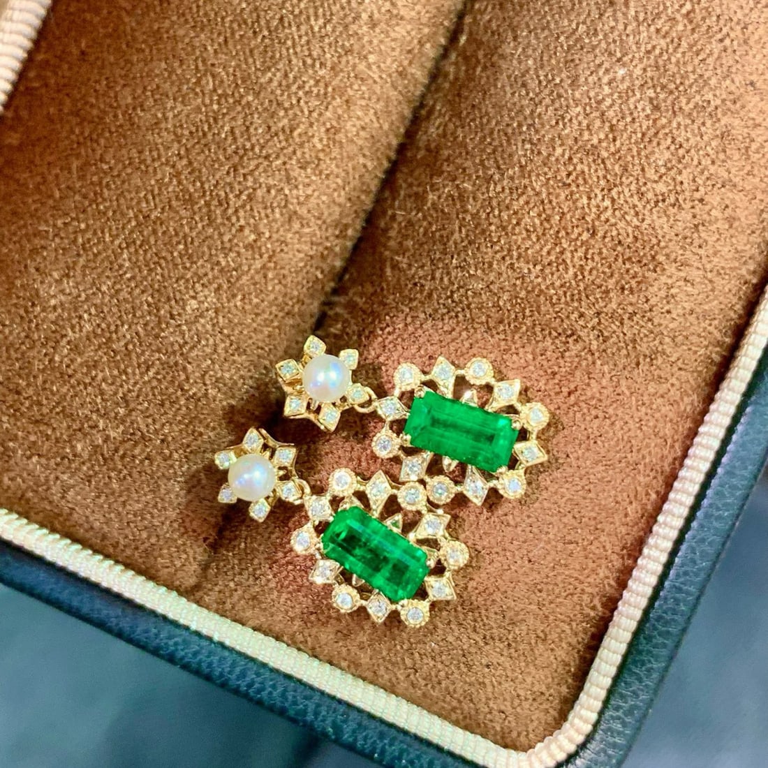 14k Gold 1.21 Ctw Vivid Green Natural Emerald & Diamond Earrings: Ref:230958160 // gold content:14k gold // main gemstone:emerald // shape:octagonal // carat weight:1. 10ct // color:vivid green // treatment:natural // // adjacent gemstone 2 : diamond // shape:round