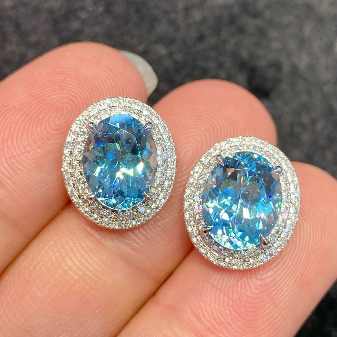 14k Gold 4.42 Ct Natural Aquamarine & Diamond Earrings: Ref:230958177 // gold content:14k gold // main gemstone:aquamarine // shape:oval // carat weight:4. 42ct // color:santa maria color // treatment:natural // // adjacent gemstone 2 : diamond // number o
