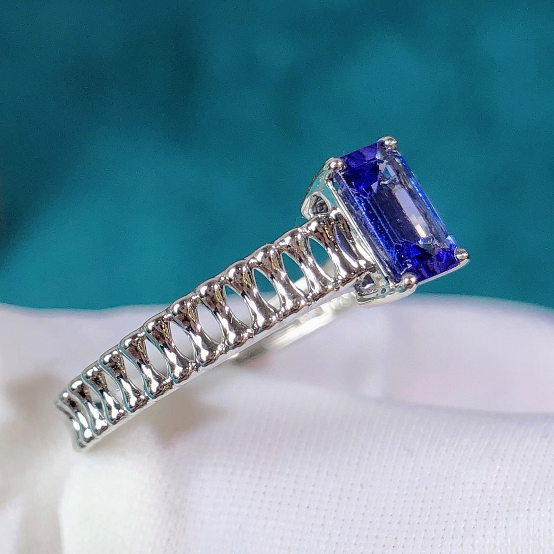 14k Gold 0.51 Ct Natural Tanzanite Ring - 4