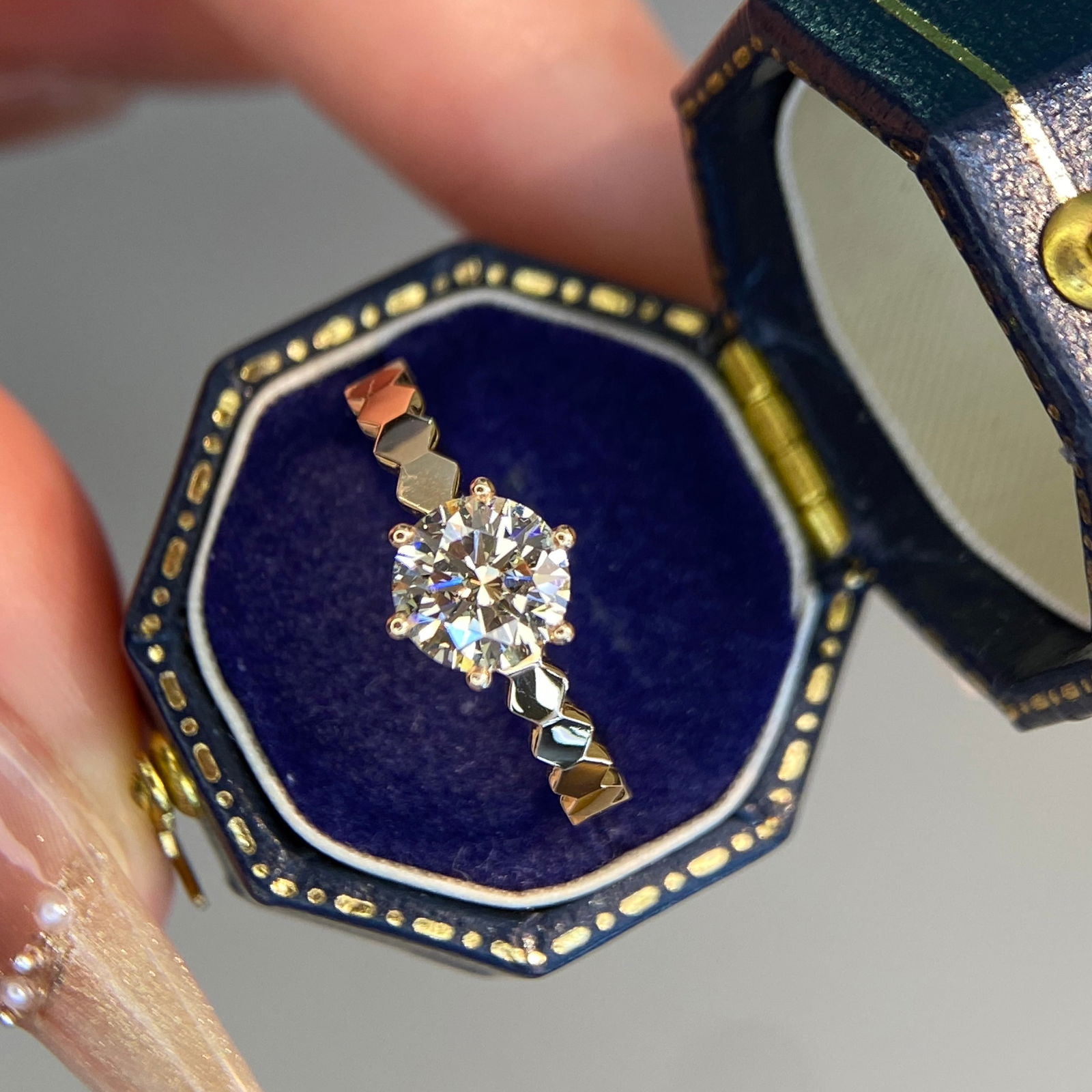 14k Gold 1 Ct Natural H Diamond Ring: Ref:230958185 // gold content:14k gold // ring size:7. 25us // // main gemstone:diamond // shape:round // carat weight:1ct // clarity grade:vs-si // color:h // treatment:natural // cut grade:g // Con