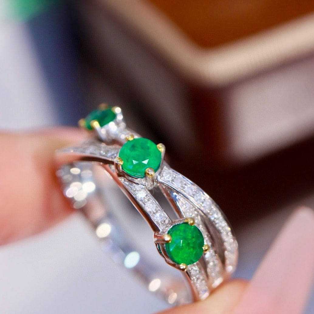 14k Gold 1.05 Ctw Natural Emerald & Diamond Ring: Ref:230958188 // gold content:14k gold // ring size:7. 25us // // main gemstone:emerald // shape:round // carat weight:0. 8ct // color:green // treatment:natural // cut grade:g // // adjacent gemstone