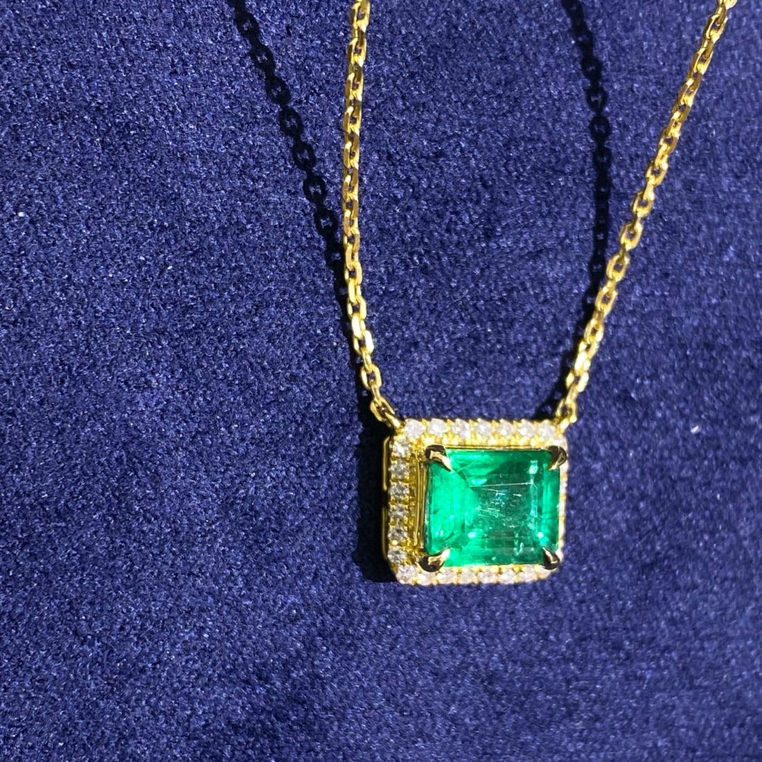 14k Gold 1.3 Ct Vivid Green Natural Emerald & Diamond Necklace: Ref:230958197 // gold content:14k gold // main gemstone:emerald // shape:octagonal // carat weight:1. 3ct // color:vivid green // treatment:natural // // adjacent gemstone 2 : diamond // number of sto