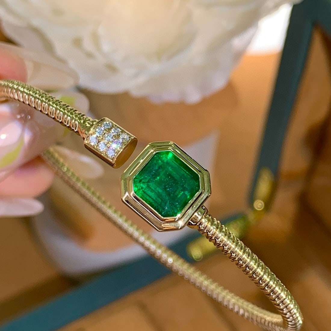 14k Gold 2.52 Ct Vivid Green Natural Emerald & Diamond Bangle - 3