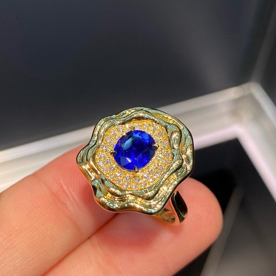 14k Gold 1.71 Ctw Vivid Blue Natural Sapphire & Diamond Ring: Ref:230958206 // gold content:14k gold // ring size:7. 25us // // main gemstone:sapphire // shape:oval // carat weight:1. 51ct // color:vivid blue // treatment:natural // // adjacent gemstone 2 :