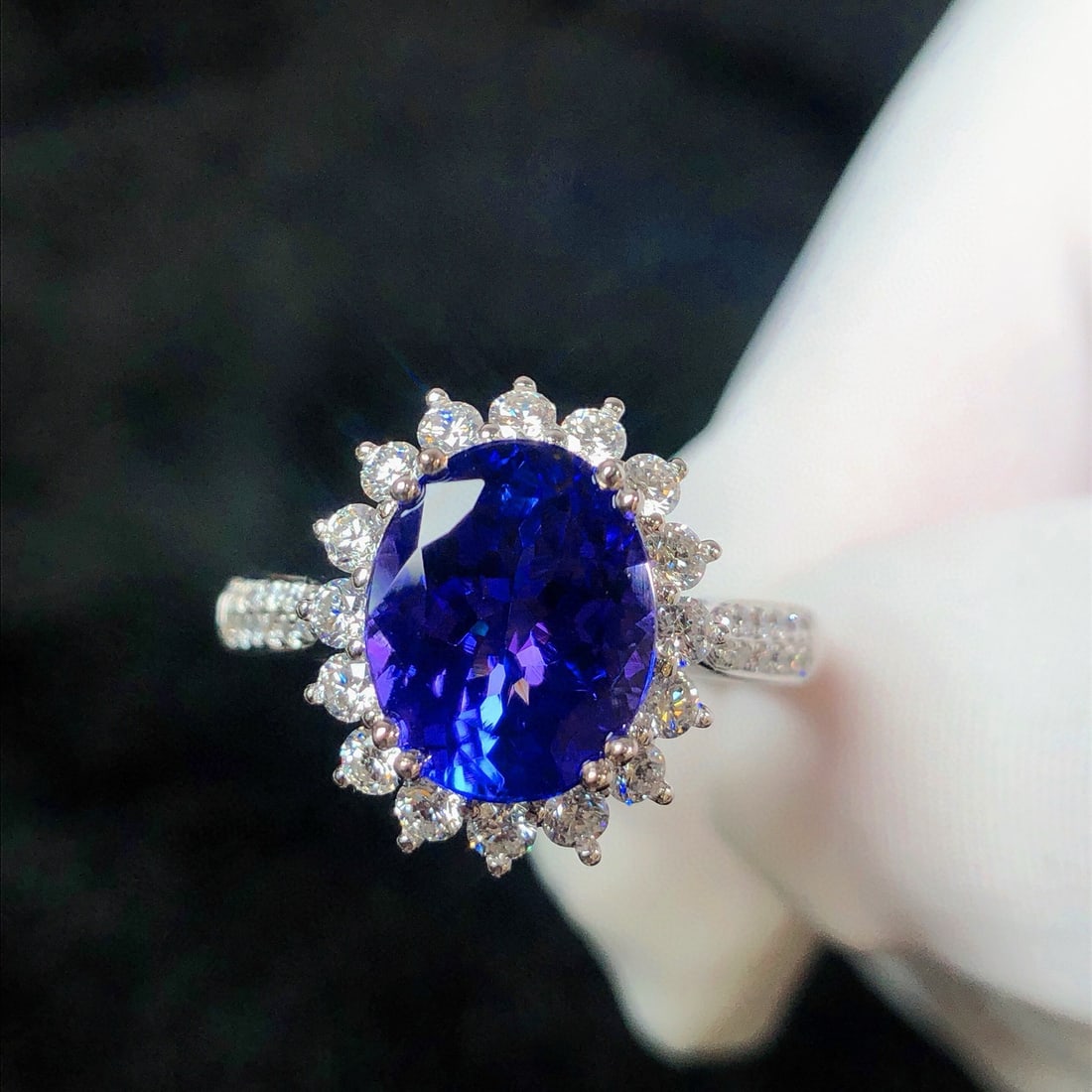 14k Gold 3.30 Ctw Natural Tanzanite & Diamond Ring: Ref:230958210 // gold content:14k gold // ring size:7. 25us // // main gemstone:tanzanite // shape:oval // carat weight:2. 70ct // color:blue // treatment:natural // // adjacent gemstone 2 : diamond /