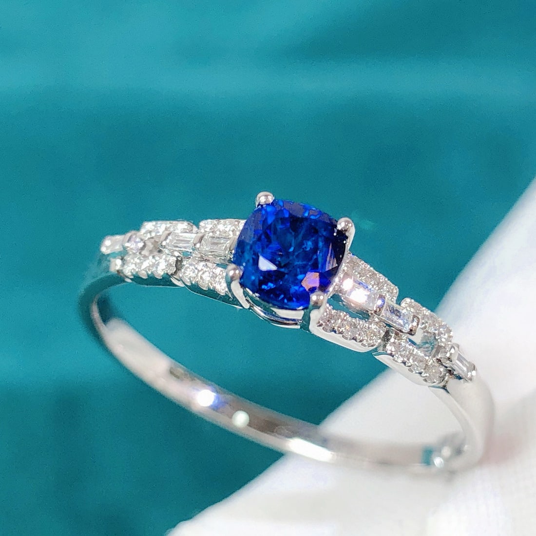 14k Gold 0.59 Ctw Natural Sapphire & Diamond Ring - 3