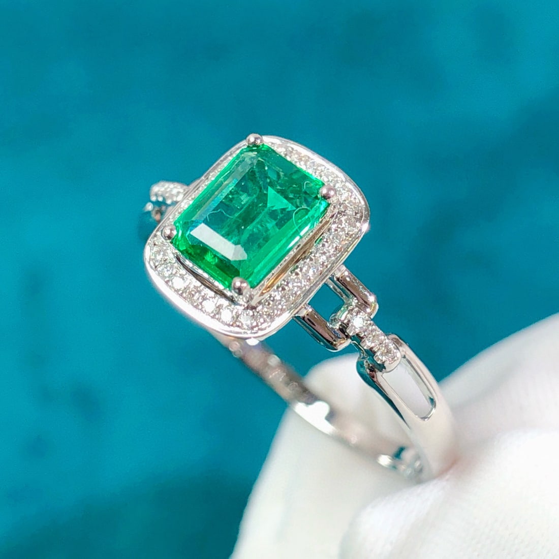 14k Gold 0.61 Ctw Natural Emerald & Diamond Ring: Ref:230958217 // gold content:14k gold // ring size:7. 25us // // main gemstone:emerald // shape:octagonal // carat weight:0. 51ct // color:green // treatment:natural // // adjacent gemstone 2 : diamo