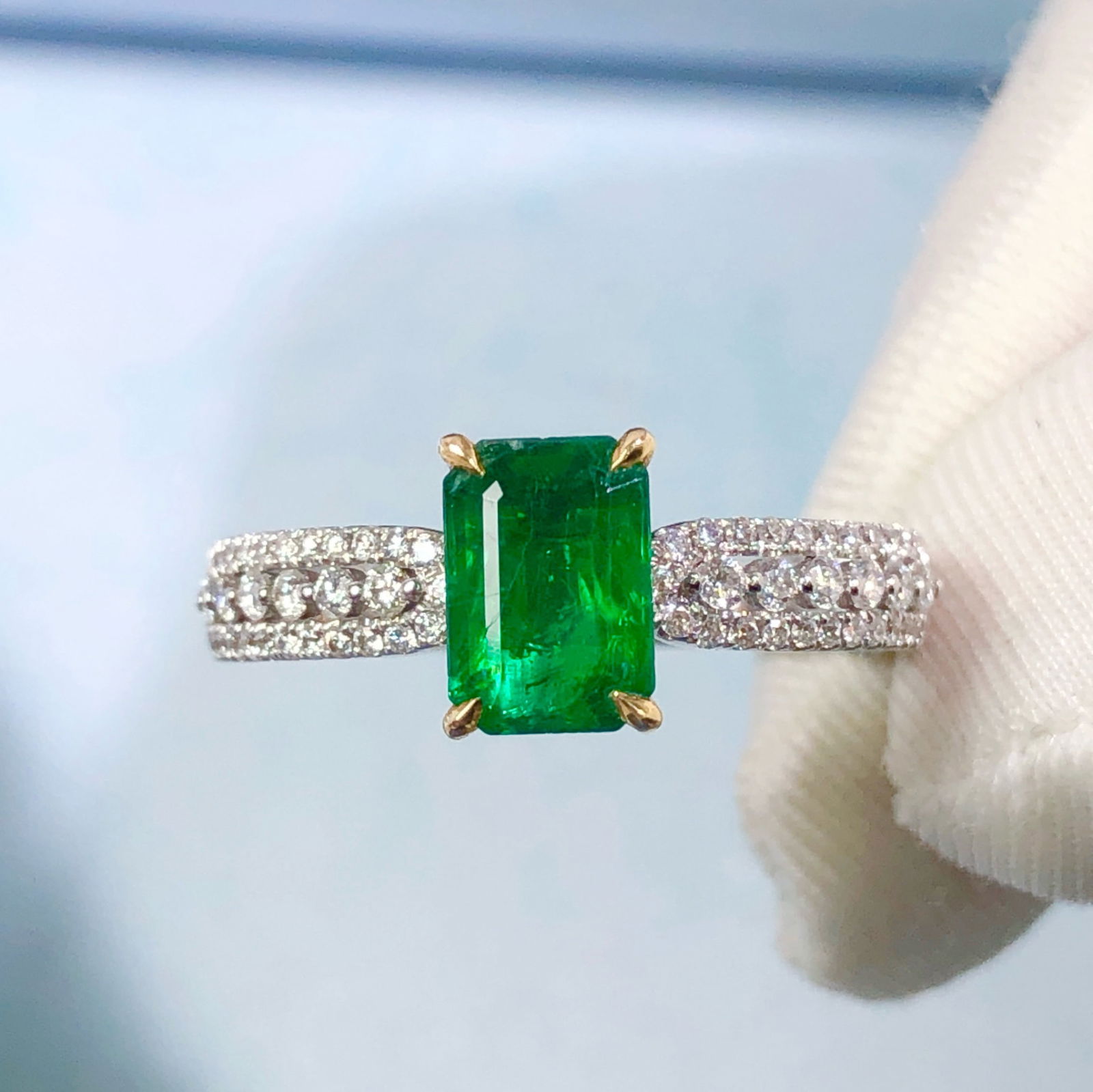 14k Gold 1.26 Ctw Vivid Green Natural Emerald & Diamond Ring - 2
