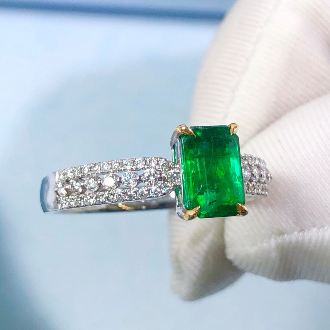 14k Gold 1.26 Ctw Vivid Green Natural Emerald & Diamond Ring - 3