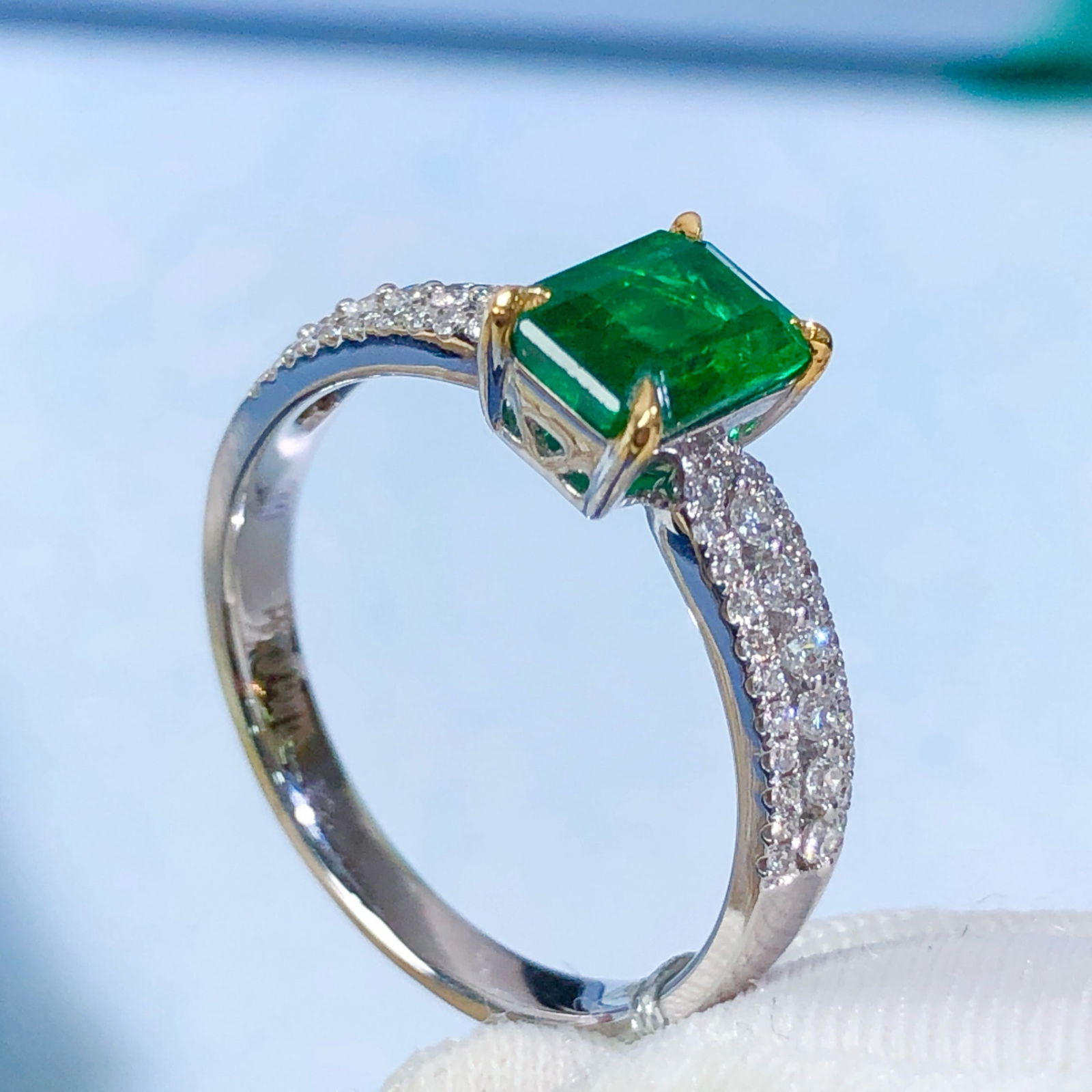 14k Gold 1.26 Ctw Vivid Green Natural Emerald & Diamond Ring - 5