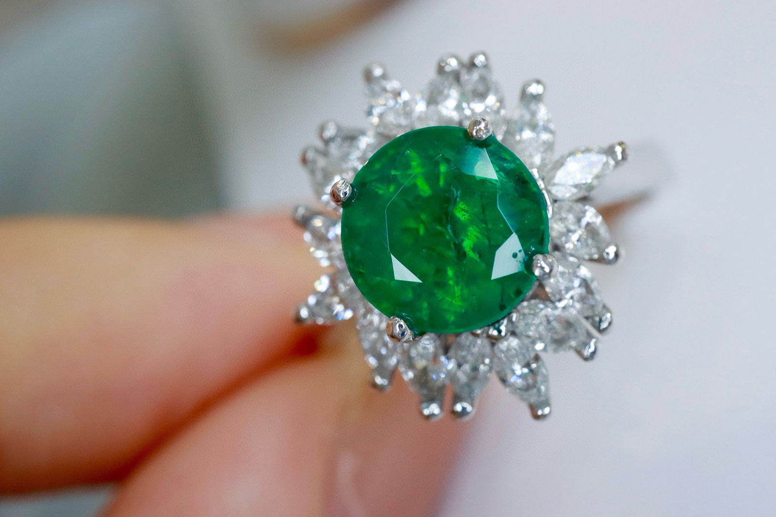 14k Gold 2.87 Ctw Vivid Green Natural Emerald & Diamond Ring - 3